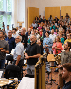 Das Orchester verneigt sich.