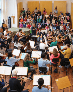 Das Göttinger Symphonieorchester im Probensaal. Nicholas Milton dirigiert.